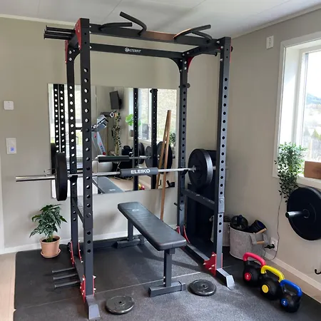 Spacious 2-Bedroom Apartment Near E6, Private Gym アパート